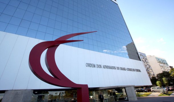 Ordem dos Advogados do Brasil pede campanhas sem baixaria ou ataques gratuitos; PT e PSDB defendem ética no uso das redes sociais; o termo "eleições" foi o segundo mais usado no Facebook no ano passado, somente atrás de "Papa Francisco"