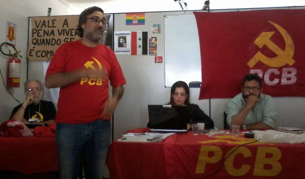 O candidato à presidência da República pelo PCB, Mauro Iasi, afirmou, em São Luís (MA), que defende a extinção da Polícia Militar (PM), pois, de acordo com ele, a PM oprime e comete injustiças sociais; "A Polícia Militar é uma Instituição que prevê a eliminação do inimigo. Isso tem provocado um genocídio, principalmente com a população negra e pobre, dos bairros de periferia", disse