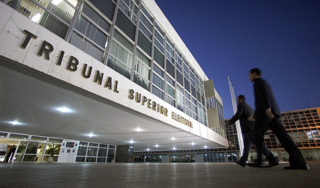 Maioria dos ministros entendeu que a regra, sancionada pela presidenta Dilma Rousseff em dezembro do ano passado, só valerá para nas eleições de 2016, pois deveria ter entrado em vigor em outubro de 2013; texto sancionado proíbe a substituição de candidatos a menos de 20 dias das eleições e obriga a publicação de atas de convenções partidárias na internet em até 24 horas 