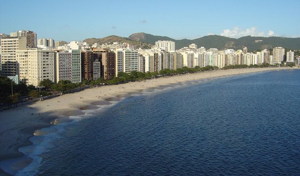 Uma onda de assaltos e arrastões tem preocupado comerciantes e moradores do bairro de Icaraí, região nobre de classe média alta de Niterói, na região metropolitana do Rio; uma perseguição policial no bairro, por exemplo, numa área de bares e restaurantes, resultou em cinco pessoas feridas, sendo três criminosos e dois moradores que estavam fazendo exercícios na praia e foram atingidos por balas perdidas