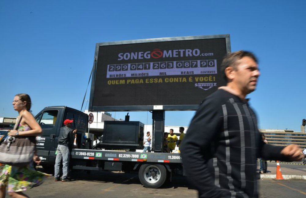 Segundo Sindicato Nacional dos Procuradores da Fazenda Nacional (Sinprofaz), a sonegação fiscal no país, de 1º de janeiro até o momento, foi doze vezes maior que os gastos com a Copa do Mundo de 2014. "É uma goleada que o Brasil infelizmente toma da sonegação de tributos", disse o presidente do sindicato. Além disso, estudo mostra que se não houvesse sonegação fiscal, o peso da carga tributária poderia ser reduzido em 28,2% mantendo-se o mesmo nível de arrecadação