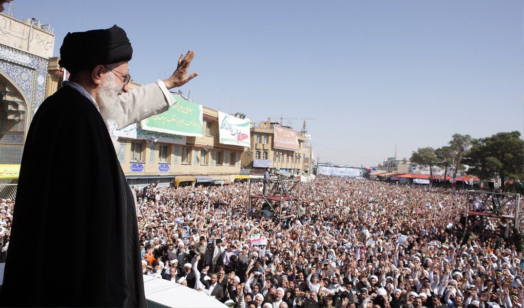 Aiatolá Ali Khamenei criticou os Estados Unidos e os países europeus pelo que ele disse serem esforços para limitar a capacidade militar dos combatentes palestinos no enclave; sobre Israel, ele disse: "Este cão raivoso, este lobo voraz, tem atacado pessoas inocentes e a humanidade deve apresentar uma reação. Isto é um genocídio, uma catástrofe de escala histórica"