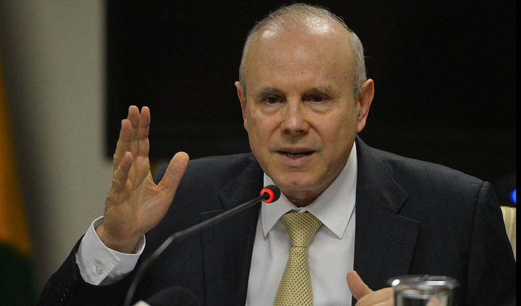 “Que crise é essa com quase pleno emprego, com valorização da Bolsa [de Valores] há mais de seis meses e com estabilização cambial, entre outros atributos?”, disse o ministro da Fazenda, Guido Mantega, a plateia de empresários; segundo ele, já existem indícios de que a economia voltará a crescer na segunda metade do ano: “É inadequado falar em estagnação, em recessão e, muito menos, em crise da economia brasileira”