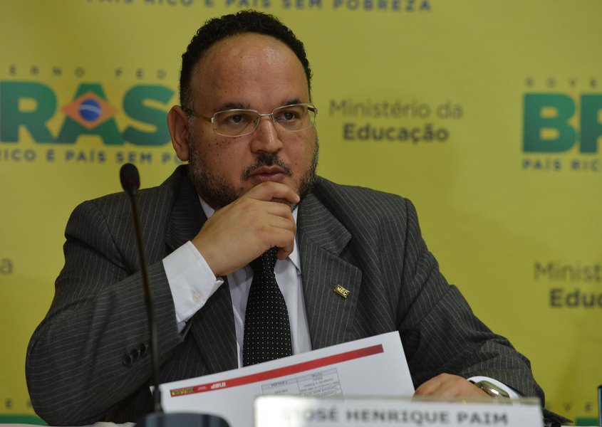 Ministro da Educação, Henrique Paim, anunciou nesta terça (1º) a extensão do Fundo de Financiamento Estudantil (Fies) à pós-graduação; inicialmente, o Ministério da Educação (MEC) abrirá processo para a adesão das instituições e, posteriormente, para os estudantes; inscrição manterá fluxo contínuo; nova modalidade do Fies terá 31,6 mil potenciais beneficiários, matriculados em mais de 600 programas de pós-graduação stricto sensu ofertados por cerca de 170 instituições privadas