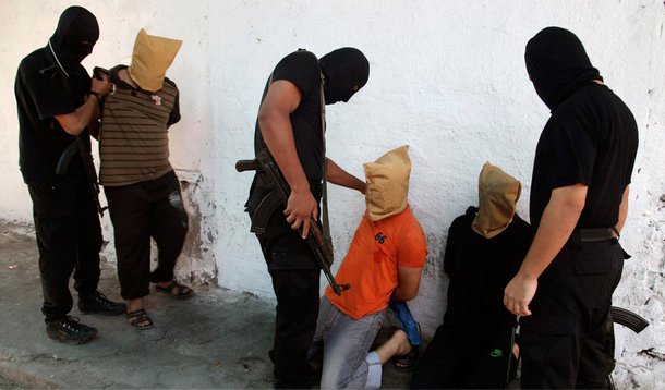 As vítimas, com as cabeças cobertas e mãos amarradas, foram mortas por atiradores mascarados vestidos de preto numa execução pública em uma praça no centro da Cidade de Gaza nesta sexta-feira