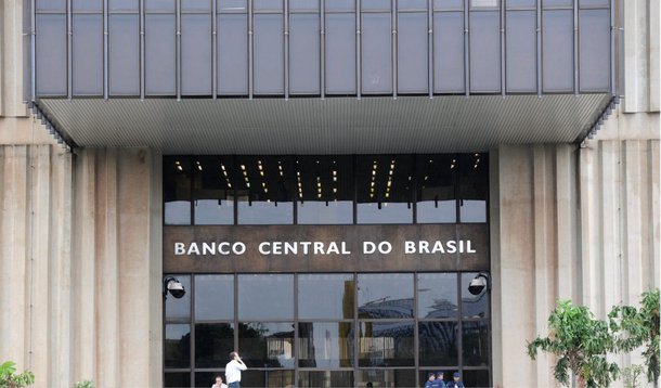 Durante audiência pública Superior Tribunal de Justiça (STJ), o Banco Central defendeu o sistema de scoring usado por instituições financeiras para avaliar risco na concessão de crédito aos consumidores; segundo o BC, a estabilidade da economia depende da concessão rígida de crédito pelos bancos, que devem avaliar a capacidade de pagamento, renda e patrimônio do devedor; objetivo da audiência é subsidiar o julgamento de um processo que chegou ao Tribunal, no qual a Boa Vista Administradora do Serviço Central de Proteção ao Crédito recorreu da decisão judicial que manda indenizar um consumidor que teve cartões de bancos e lojas negados