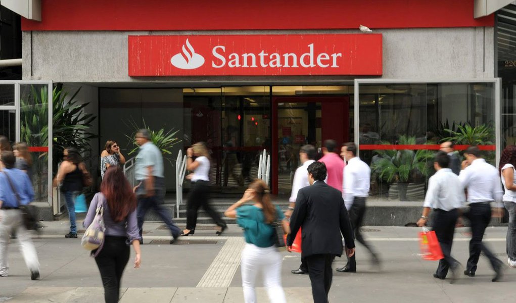 Banco espanhol, que vinha dependendo fortemente da América Latina, viu o negócio britânico do grupo responder por 20% do lucro no segundo trimestre, ultrapassando o Brasil como país de maior importância; lucro da instituição financeira teve um salto de 38% no período