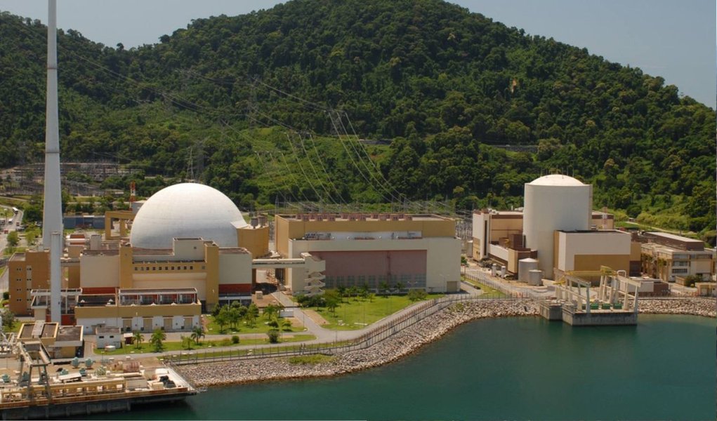A Usina Nuclear Angra 2 voltou a operar, depois de 40 dias em manutenção e reabastecimento; segundo a Eletronuclear (subsidiária da Eletrobras) - estatal que administra o complexo nuclear no sul fluminense -, a usina foi reintegrada ao Sistema Interligado Nacional às 2h33; o próximo reabastecimento de Angra 2 está previsto para setembro de 2015