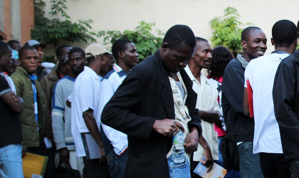 Grupo de 80 pessoas quer autorização do governo para permanecer no Distrito Federal. Segundo Comitê Nacional para Refugiados, do Ministério da Justiça, apenas perseguidos políticos podem ser considerados refugiados. Situação similar ocorre em outros lugares do país, como no Rio Grande do Sul e São Paulo