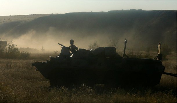 A Ucrânia afirmou nesta sexta-feira que artilharia do país destruiu parcialmente uma coluna de blindados russos que entrou em seu território durante a noite, e que forças ucranianas foram atacadas do território da Rússia, no que parece indicar uma escalada militar acentuada entre os dois vizinhos