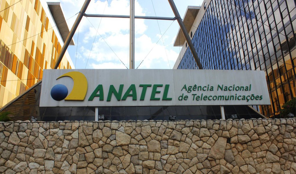 Sindicato Nacional das Empresas de Telefonia e de Serviço Móvel Celular e Pessoal (SindiTelebrasil) havia pedido à Anatel para adiar o início de vigência de algumas regras do Regulamento Geral de Direitos do Consumidor de Serviços de Telecomunicações (RGC); operadoras tiveram 120 dias para implantar as determinações do regulamento, que garante vários direitos dos consumidores de serviços de comunicação; para o relator da matéria, conselheiro Jarbas Valente, os argumentos apresentados são genéricos; “O requerimento genérico do Sinditelebrasil não logra demonstrar razões concretas e suficientes para o afastamento do prazo originalmente previsto”