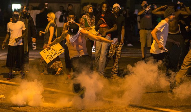 Governador do estado norte-americano do Missouri, Jay Nixon, mobilizou nesta segunda-feira 18 homens da Guarda Nacional na tentativa de conter a onda de protestos que toma conta da cidade de Ferguson, naquele estado, horas depois de a polícia ter usado granadas de gás lacrimogêneo para dispersar manifestantes, que protestam desde o dia 9 pela morte de um jovem negro por um policial branco