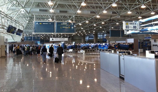 Com a suspensão das atividades no Aeroporto Santos (RJ) por conta de um nevoeiro, muitos passageiros ficaram no saguão do aeroporto aguardando e acabaram perdendo jogos da Copa do Mundo, como torcedores que seguiam para Belo Horizonte, para acompanhar a partida entre Bélgica e Argélia, e chegaram a ficar irritados; parte relatou que não obteve informação das companhias aéreas; ao todo, 30 voos foram cancelados