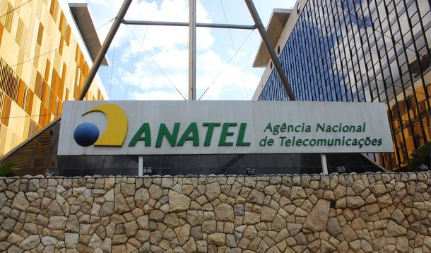 Sindicato Nacional das Empresas de Telefonia e de Serviço Móvel Celular e Pessoal (SindiTelebrasil) havia pedido à Anatel para adiar o início de vigência de algumas regras do Regulamento Geral de Direitos do Consumidor de Serviços de Telecomunicações (RGC); operadoras tiveram 120 dias para implantar as determinações do regulamento, que garante vários direitos dos consumidores de serviços de comunicação; para o relator da matéria, conselheiro Jarbas Valente, os argumentos apresentados são genéricos; “O requerimento genérico do Sinditelebrasil não logra demonstrar razões concretas e suficientes para o afastamento do prazo originalmente previsto”