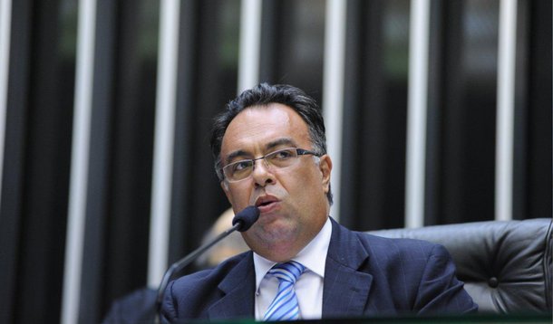 A defesa do deputado André Vargas (sem partido – PR), que teve o pedido de cassação de mandato aprovado esta semana pelo Conselho de Ética, não deve apresentar recurso à Justiça antes de uma decisão da Câmara dos Deputados; o advogado do parlamentar, Michel Saliba, explicou que vai buscar, primeiro, uma resposta na Comissão de Constituição e Justiça (CCJ) e que o recurso deve ser protocolado apenas na quarta-feira (27), usando todo o prazo regimental - de cinco dias - para elaborar o documento