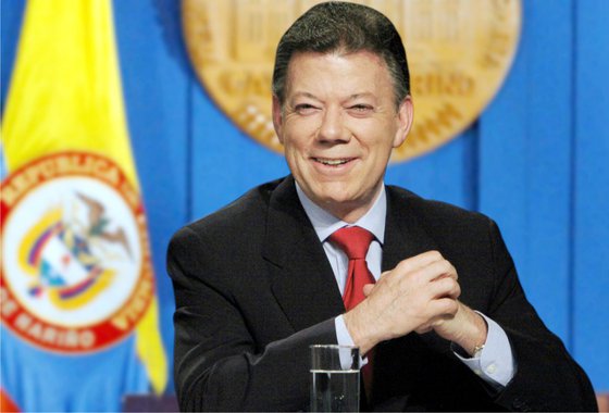 Com 99% das urnas apuradas, a Justiça Eleitoral da Colômbia anunciou a vitória de Juan Manuel Santos, candidato à reeleição, sobre o opositor Óscar Zuluaga, do Centro Democrático, que era apoiado pelo ex-presidente Alvaro Uribe e teve como marqueteiro Duda Mendonça; Santos se notabilizou por buscar uma saída negociada e pacífica para o conflito com as Farc em seu primeiro mandato