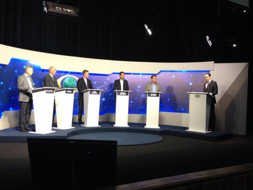 Primeiro debate televisionado com os candidatos ao governo do DF, organizado pelo Grupo Bandeirantes, foi marcado por troca de acusações e poucas propostas. Os principais alvos foram o governador Agnelo Queiroz (PT), criticado por suposta ineficiência na gestão, e o ex-governador José Roberto Arruda (PR), chamado de “ficha suja” pelo candidato Toninho do Psol (PSOL). Também houve críticas de Agnelo dirigidas ao candidato do PSDB, Luiz Pitiman, e ao candidato do PSB, Rodrigo Rollemberg