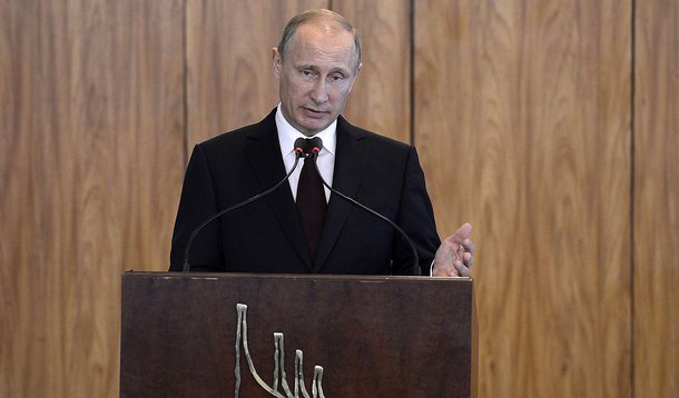 Presidente russo Vladimir Putin também disse ser preciso fazer “uma investigação minuciosa e objetiva ao desastre"; a primeira reação da Rússia ao acidente foi considerada pelo primeiro-ministro australiano como “muito, muito insatisfatória”; de acordo com Tony Abbot, a primeira coisa que o embaixador russo na Austrália fez foi “culpar a Ucrânia”, afirmando que “não se tratou de um acidente, mas sim de um crime”