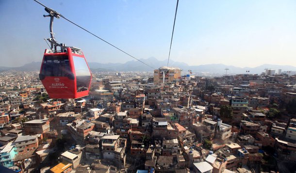 O teleférico do Complexo do Alemão, na zona norte da cidade do Rio de Janeiro, voltou a funcionar, depois de ficar seis dias fechado; o serviço foi interrompido devido ao tiroteio entre policiais e criminosos na região, segundo informações da concessionária SuperVia; como houve confrontos nos dias seguintes, o teleférico - que liga a estação de trem de Bonsucesso a pontos no alto do Complexo do Alemão, manteve-se fechado