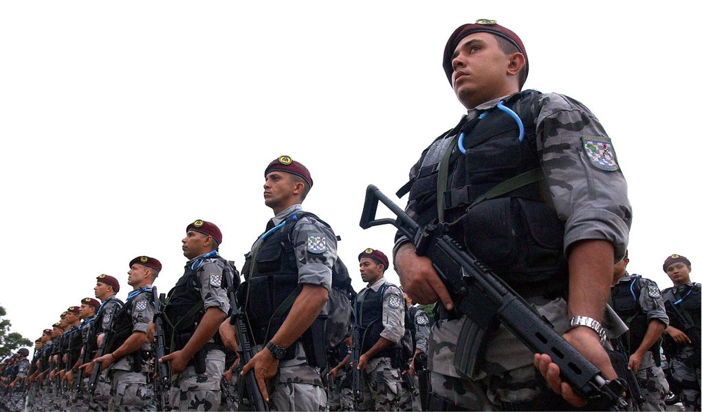 Justiça Eleitoral do Rio aguarda até esta quarta-feira, 27, a manifestação oficial do governador Luiz Fernando Pezão (PMDB) para decidir se solicita o uso de tropas federais durante as eleições; candidatos relataram que se sentem impedidos de fazer campanha em algumas localidades com atuação de traficantes e milicianos; desembargador eleitoral defende convocação das forças de segurança da União