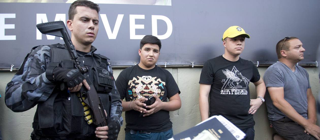 Com plaquinhas improvisadas, muitos torcedores informavam que queriam comprar um ingresso e também foi possível ver pessoas com plaquinhas informando que tinham para vender; de acordo com a Secretaria Municipal de Ordem Pública (Seop), foram detidos 23 flanelinhas e 12 cambistas perto do Maracanã; entre os cambistas, noves eram brasileiros, dois neozelandeses e um norte-americano; oito deles foram levados para a Delegacia Móvel instalada no estádio e os demais para uma delegacia em Vila Isabel