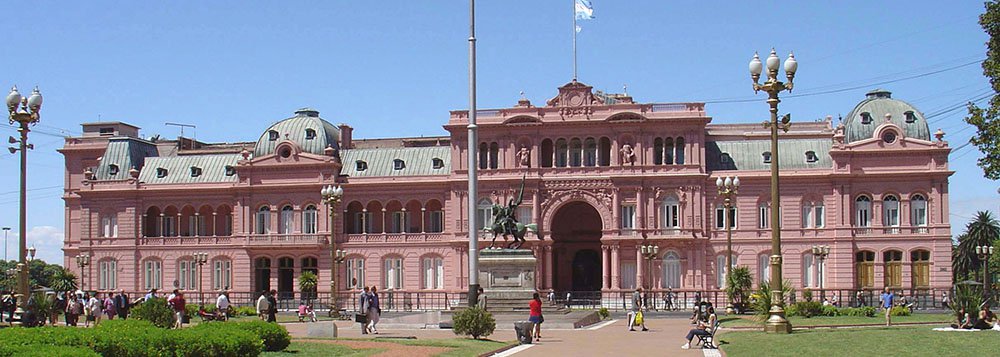 Mesmo um curto default elevará os custos de financiamento das empresas, aumentará as pressões sobre o peso, drenará recursos das reservas internacionais e alimentará uma das taxas de inflação mais altas do mundo. Quanto o país sofrerá com o default dependerá da rapidez com que a Casa Rosada conseguirá encontrar uma saída para o problema