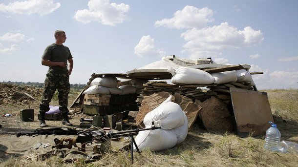 Um dos líderes da autoproclamada República do Povo de Donetsk havia afirmado no sábado que os separatistas estavam prontos para um cessar-fogo com as forças do governo para permitir a entrada de ajuda humanitária; o governo ucraniano, no entanto, apertou neste domingo (10) o cerco em torno do principal reduto dos rebeldes, a cidade industrial de Donetsk, e moradores reportaram fortes bombardeios desde o início da manhã