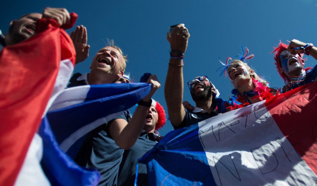 França e Nigéria jogam hoje (30) por uma vaga nas quartas de final. A seleção africana, tida como "azarão", tentará desbancar o time campeão de 1998. Torcida francesa invadiu o Estádio Nacional Mané Garrincha
