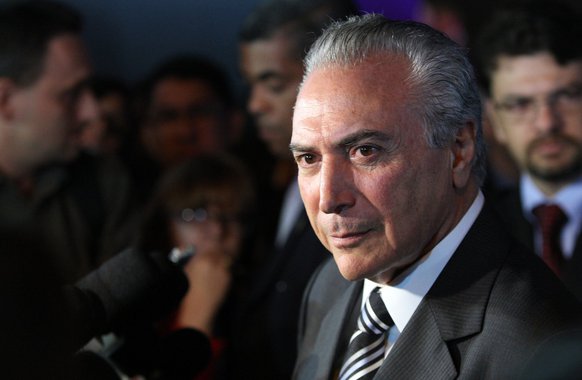 Vice-presidente Michel Temer (PMDB) afirma que, ao contrário de algumas das maiores economias do mundo, o Brasil exibe situação de quase pleno emprego: “Esse esforço concentrado para manter os trabalhadores ocupados e com renda para sustentar suas famílias resulta de fatores como a desoneração da folha de pagamento de empresas dos mais variados segmentos do setor produtivo nacional”