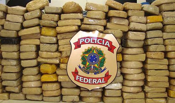 A Polícia Federal cumpriu 40 mandados de prisão contra facções criminosas envolvidas no tráfico de drogas nos estados do Rio de Janeiro e de São Paulo; foram expedidos 50 mandados nas cidades de Volta Redonda, Itatiaia e Angra dos Reis, no sul fluminense e na capital paulista, além da cidade de Lorena, no interior de São Paulo; a operação contou com apoio do Ministério Público Estadual do RJ