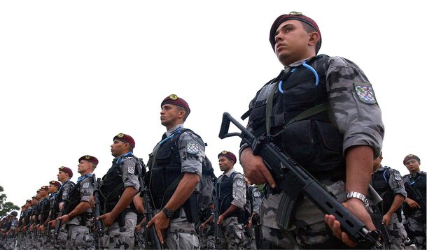 Justiça Eleitoral do Rio aguarda até esta quarta-feira, 27, a manifestação oficial do governador Luiz Fernando Pezão (PMDB) para decidir se solicita o uso de tropas federais durante as eleições; candidatos relataram que se sentem impedidos de fazer campanha em algumas localidades com atuação de traficantes e milicianos; desembargador eleitoral defende convocação das forças de segurança da União