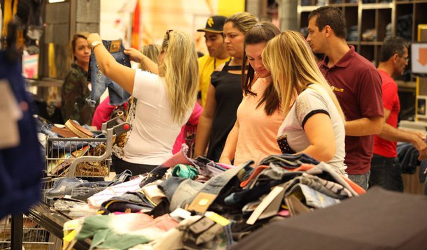 Projeções feitas a partir de levantamento da Confederação Nacional do Comércio de Bens, Serviços e Turismo (CNC) indicam que neste ano o Dia dos Pais deverá movimentar cerca de R$ 4,4 bilhões, crescimento de 4,3% em relação ao ano passado, mas a menor alta nas vendas do varejo para a data desde 2004