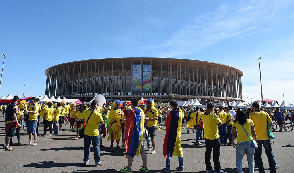 Em nota, a Secretaria de Segurança Pública do Distrito Federal informou nesta quinta (19) que o segundo jogo no Mané Garrincha, entre Colômbia e Costa do Marfim, "transcorreu com tranquilidade"; Polícia Civil registrou quatro prisões em flagrante (um brasileiro e três colombianos) por venda ilegal de ingressos, e seis ocorrências por furto de ingressos na área do estádio
