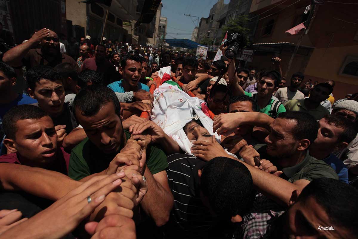 O balanço da ofensiva militar de Israel na Faixa de Gaza é devastador: pelo menos 325 palestinos, incluindo 70 crianças, foram mortos na ofensiva feita por Israel em 12 dias de conflito; do lado de Israel, um soldado e dois civis foram mortos