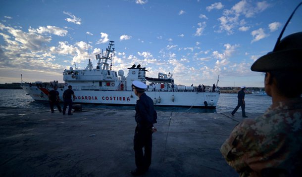 Informação é da Marinha da Itália, que resgatou outros milhares que tentavam no fim de semana cruzar o mar vindos do norte da África; as autoridades acreditam que eles morreram por afogamento ou asfixiados no barco pesqueiro superlotado