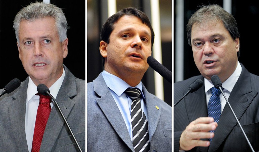 Em evento realizado na Associação Médica de Brasília (AMBr), no Setor de Clubes Sul, o PSB lançou o senador Rodrigo Rollemberg (à esq.) como pré-candidato ao governo do Distrito Federal; quem também presenciou a cerimônia foi o deputado federal pedetista José Antônio Reguffe (centro da foto) e fez um discurso como pré-candidato do partido ao Senado; por sua vez, o senador Gim Argello (PTB) anunciou que vai concorrer à reeleição; outras lideranças também definiram seus rumos eleitorais