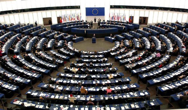  Partidos de centro-direita devem ter liderado as eleições do Parlamento Europeu neste domingo, com 211 assentos do total de 751, enquanto grupos Eurocéticos podem ter obtido 129 assentos, indicou a primeira projeção oficial emitida pela legislatura da União Europeia; principal candidato do partido de centro-direita Partido Popular Europeu, o ex-primeiro-ministro de Luxemburgo, Jean-Claude Juncker, reivindica o direito de chefiar a Comissão Europeia