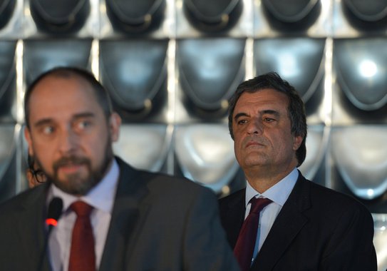 Presidente Dilma estuda indicar o nome do substituto de Joaquim Barbosa no Supremo Tribunal Federal antes das eleições presidenciais; disputam a vaga o advogado-geral da União, Luis Inácio Adams, e o ministro da Justiça, José Eduardo Cardozo