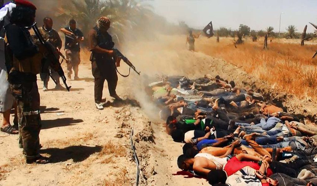 Ministro de Direitos Humanos do Iraque, Mohammed Shia al-Sudani afirmou que os militantes sunitas também enterraram vivas algumas de suas vítimas, incluindo mulheres e crianças; cerca de 300 mulheres foram sequestradas como escravas, denuncia; as chamadas gangues do Estado Islâmico tomaram Sinjar, antiga casa da etnia Yazidi, consideram a comunidade "adoradores do diabo" e exigem que eles devem se converter ao Islã ou enfrentar a morte