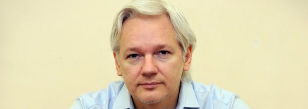 Fundador do WikiLeaks, Julian Assange, está há dois anos dentro da embaixada do Equador em Londres para escapar da extradição para a Suécia, onde é acusado de abuso sexual, o que ele nega
