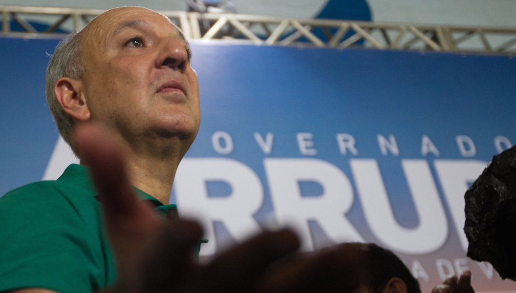 Nesta terça-feira (26), mesmo dia em que foi impugnado pelo Tribunal Superior Eleitoral, Arruda atingiu 37% das intenções de votos no DF, de acordo com a pesquisa Ibope. O cenário da disputa ainda é indefinido, pois ainda cabe recurso de Arruda ao Supremo Tribunal Federal. Agnelo Queiroz (PT), candidato à reeleição, e Rollemberg (PSB), estão empatados em segundo lugar com 16% e poderão se enfrentar em segundo turno