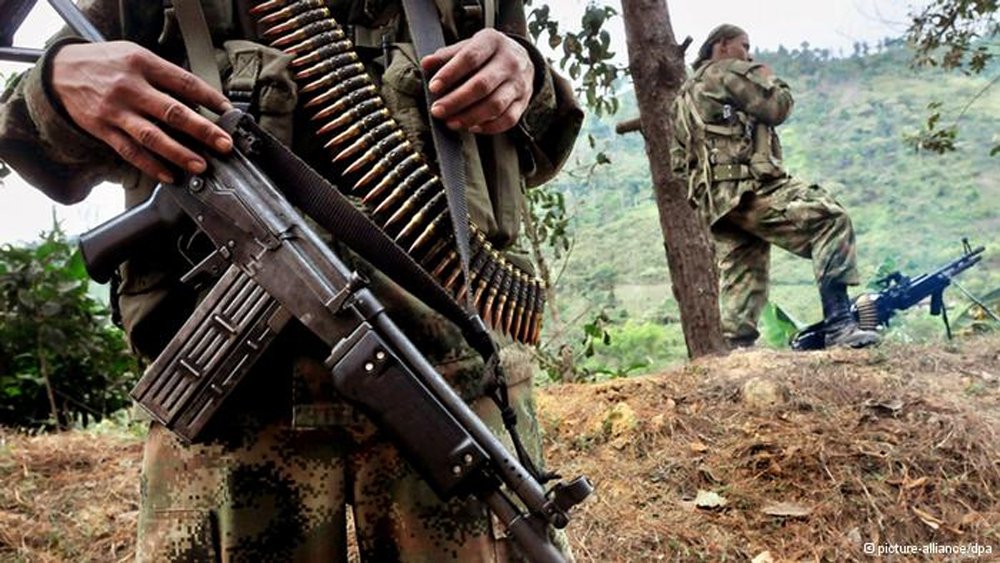 Governo da Colômbia e as Forças Armadas Revolucionárias da Colômbia (Farc) concordaram neste sábado (7) em assumir a responsabilidade pelas as vítimas do conflito interno, dando um impulso para as negociações de paz, alguns dias antes do segundo turno das eleições presidenciais; em um comunicado conjunto emitido sábado, em Havana, ambas as partes concordaram em 10 eixos que nortearão a discussão das vítimas de meio século de violência