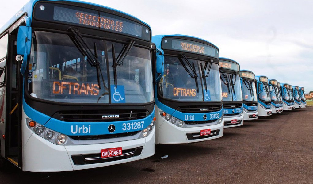 Parados desde as 4h, funcionários das empresas Cootarde e Riacho Grande reclamam de atrasos salariais. Os trabalhadores atendem às regiões do Gama, de Santa Maria e de Samambaia, na parte sul do Distrito Federal. Segundo o diretor do Sindicato dos Rodoviários do Distrito Federal, Leandro Pereira, a categoria esperava o pagamento na quinta-feira (10), mas não foi cumprido