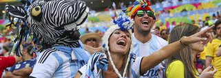 A distância de quase 2,4 mil quilômetros entre Buenos Aires e Brasília ficou pequena neste sábado e o "caldeirão brasiliense" ganhou tempero especial; torcida argentina deu um show e empurrou sua seleção na vitória por 1 x 0 sobre a Bélgica, em mais um jogaço no Mané Garrincha; vibração alviceleste ecoou pelo Estádio Nacional de Brasília e garantiu aos argentinos o clima de La Bombonera, a mais famosa arena de Buenos Aires, que, assim como o Mané, impressiona pela acústica e proximidade dos torcedores ao campo