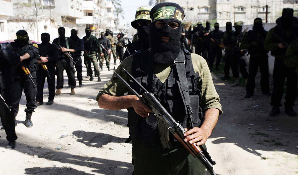 A porta-voz do Exército de Israel, Avital Leibovich, disse hoje (26), em sua conta no Twitter, que foguetes e morteiros foram disparados de Gaza contra o Sul de Israel após o fim da trégua humanitária acertada com o Hamas; segundo ela, já foram feitos três ataques contra Israel desde o anúncio da intenção do país em estender o cessar-fogo até a meia-noite (18h, horário de Brasília); o Hamas não se pronunciou sobre a extensão da trégua