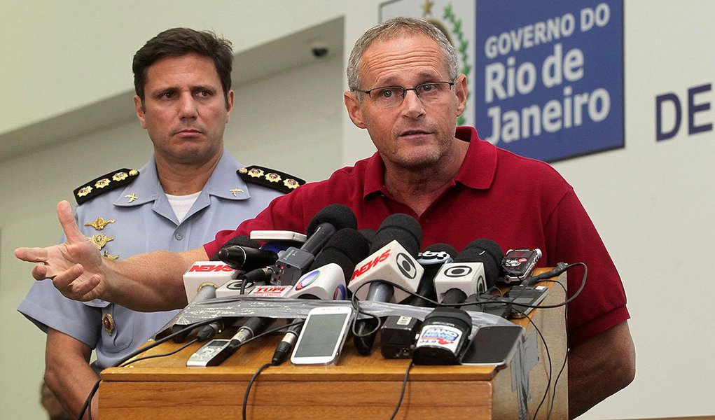 O secretário de Segurança do Rio de Janeiro, José Mariano Beltrame, classificou como "bandidos ao quadrado" os dois policiais militares acusados de matar um jovem e tentar matar outro, no Morro do Sumaré, no dia 11 de junho; os cabos Fábio Magalhães Ferreira e Vinícius Lima Vieira foram flagrados pelo sistema de câmeras instalado na viatura que utilizavam no dia, que mostra como eles agiram até o assassinato do adolescente Mateus Alves, de 14 anos