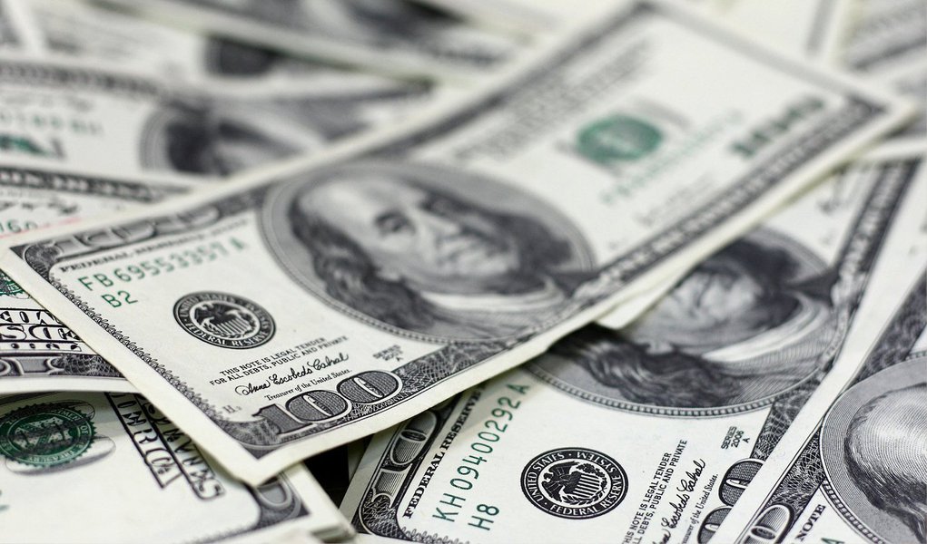 Moeda norte-americana caiu mais de 1% e voltou abaixo do teto informal de R$ 2,25 nesta sexta-feira, um dia após a divulgação da pesquisa eleitoral Datafolha; com isso, corrigiu boa parte da expressiva alta da véspera
 