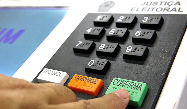 Dados do TSE revelaram que o Paraná terá a décima campanha majoritária mais cara do país, teto de R$ 108,2 milhões, somados os limites de gastos dos oito candidatos a governador do estado; o custo do voto no Paraná, entretanto, é o oitavo menor, com R$ 13,72; o custo do voto é calculado numa relação entre os limites de gastos das campanhas e o número local de eleitores; o custo mais baixo de voto é no Rio Grande do Sul, com R$ 6,4; na região Sul, o custo é de R$ 11,67 por voto. A região Centro-Oeste terá o custo mais alto, R$ 45,78 e Sudeste, o mais baixo, R$ 10,38; no Norte, o custo pode alcançar R$ 31,18 por voto e no Nordeste, R$ 19,87