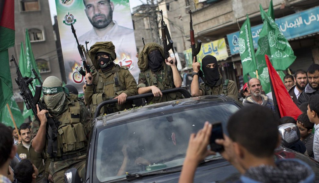 "Foi acordado entre as facções de resistência 24 horas de trégua humanitária", afirmou o porta-voz do Hamas, Sami Abu Zuhri, acrescentando que a trégua começaria às 8h de Brasília; no entanto, no horário previsto, o som de pesado bombardeio israelense pôde ser ouvido dentro de Gaza e sirenes soaram em comunidades israelenses perto da fronteira, sugerindo que militantes palestinos haviam disparado mísseis contra eles