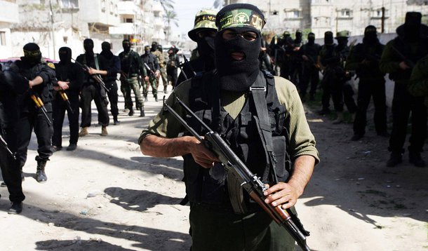 A porta-voz do Exército de Israel, Avital Leibovich, disse hoje (26), em sua conta no Twitter, que foguetes e morteiros foram disparados de Gaza contra o Sul de Israel após o fim da trégua humanitária acertada com o Hamas; segundo ela, já foram feitos três ataques contra Israel desde o anúncio da intenção do país em estender o cessar-fogo até a meia-noite (18h, horário de Brasília); o Hamas não se pronunciou sobre a extensão da trégua